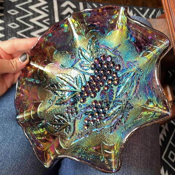 Beautiful IRIDESCENT Imperial Carnival Glass Bowl with Grapes & Leaves. - Picture 4 of 5